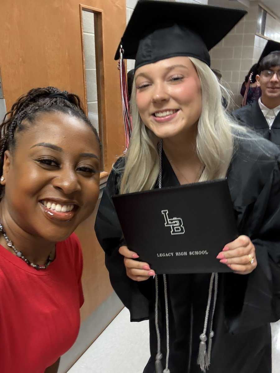 MsKasseyAT's tweet image. ❤️🥹🖤 #2025Grads