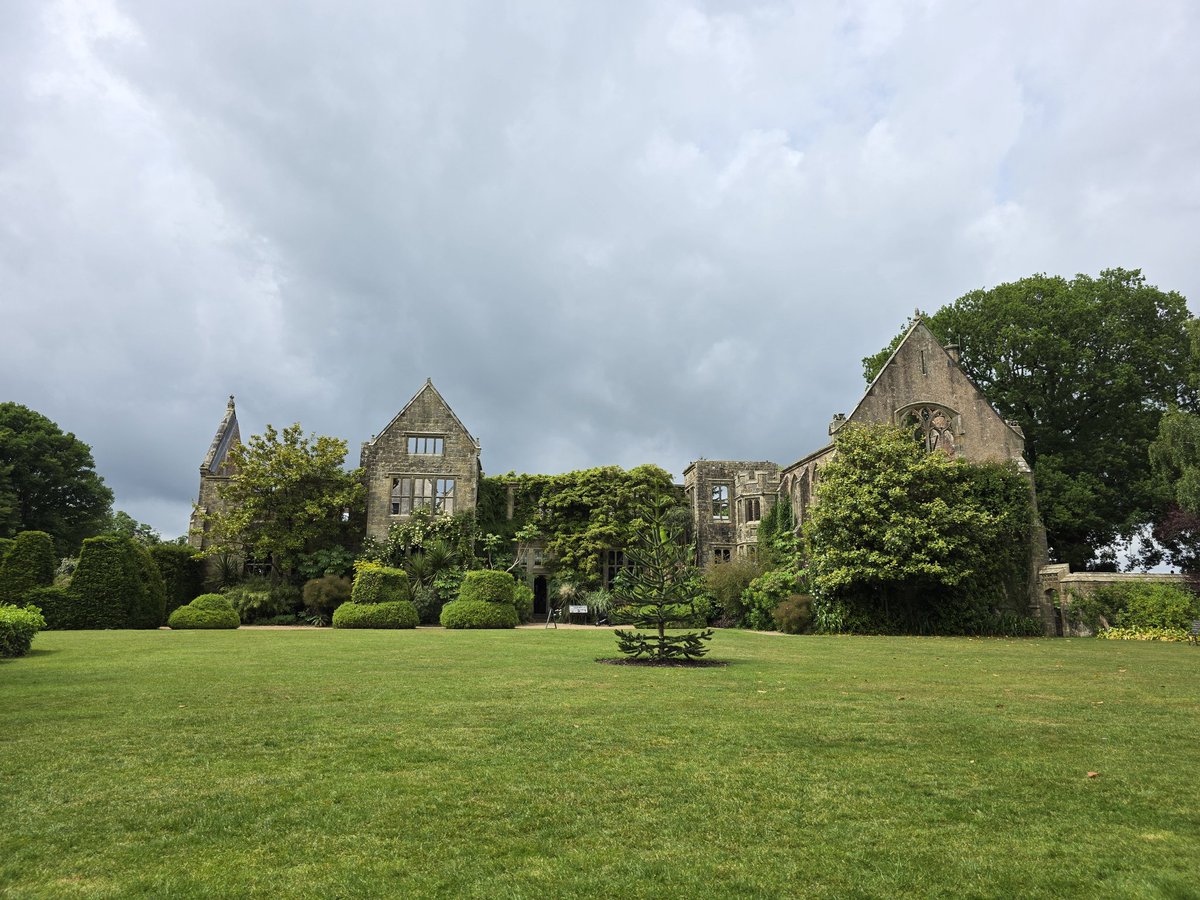 Gardens and a picnic for this cheeky minx!