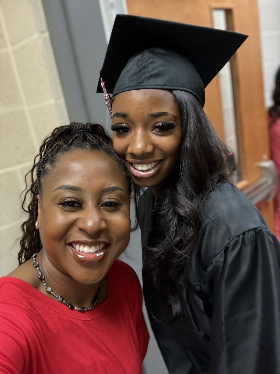 MsKasseyAT's tweet image. ❤️🥹🖤 #2025Grads