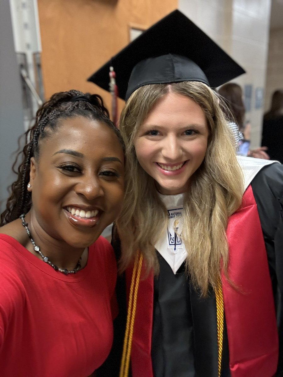 MsKasseyAT's tweet image. ❤️🥹🖤 #2025Grads