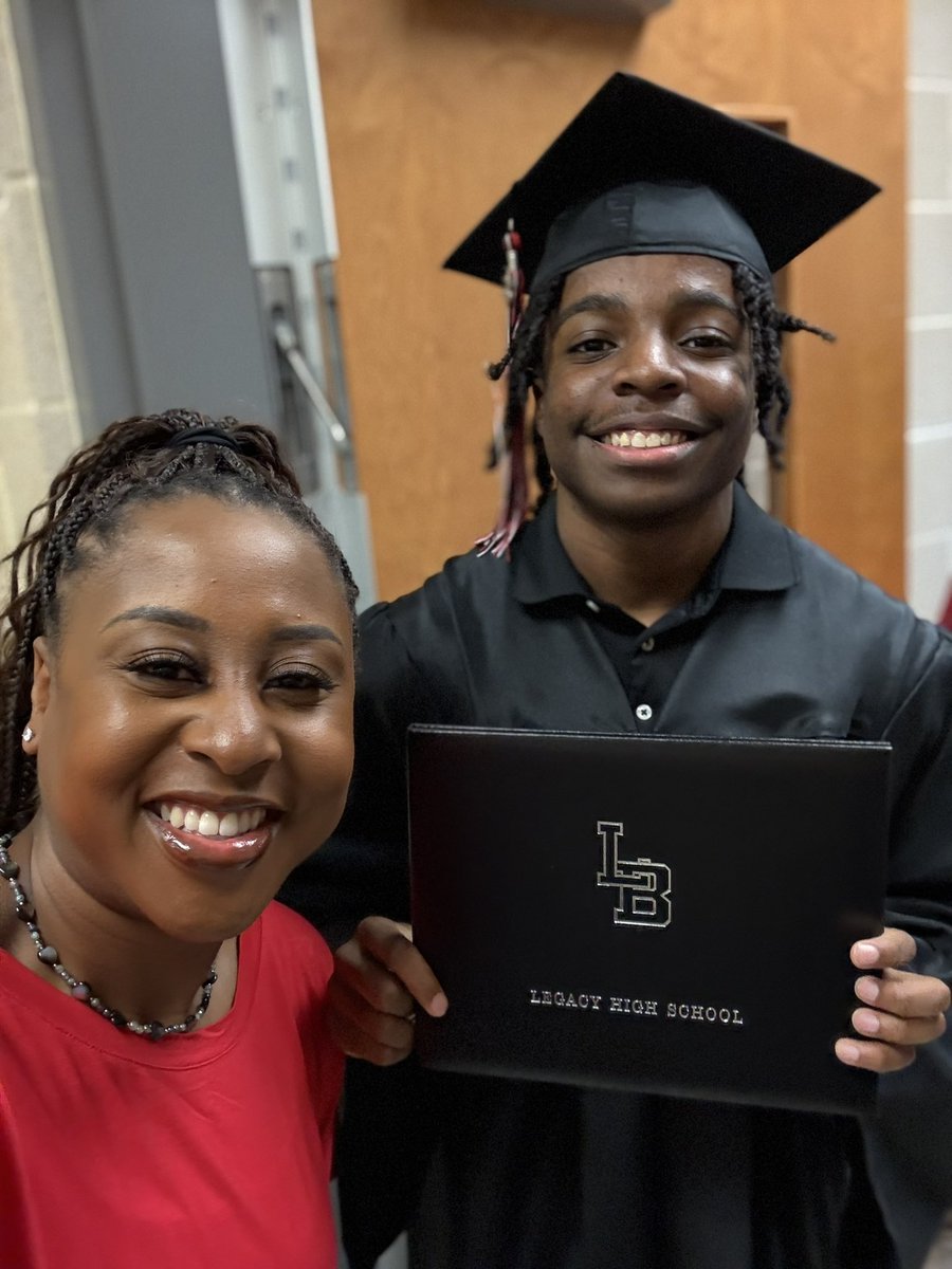MsKasseyAT's tweet image. ❤️🥹🖤 #2025Grads