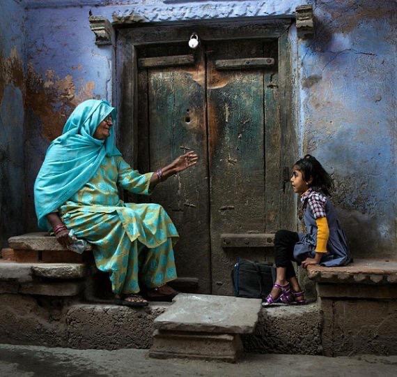 قالت لي :
" ستُفرج ذات يوم " 
وأمي امرأة لا تكذب