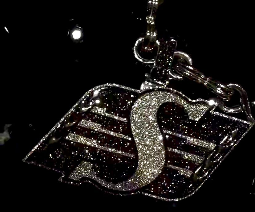 3DownNation's tweet photo. Pilsner Papi? Canadian rap icon Drake rocks diamond-encrusted Saskatchewan Roughriders logo on Instagram

https://t.co/CNhdAJLEOk

#CFL #Riders #RiderNation #Riderville #TheSix #champagnepapi https://t.co/SDYWiHpROh