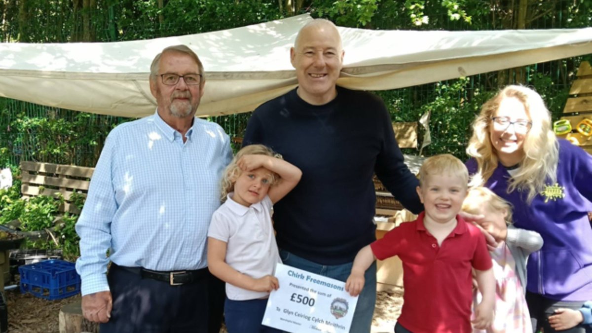 Castell Crogen Lodge donated £500 to The Glyn Ceiriog Cylch Meithrin. The group provides childcare in Glyn Ceiriog along with an after-school club. Match funded by North Wales Freemasons Charity, John Jones &amp; Barry Johnston presented the donation on behalf of the Members.