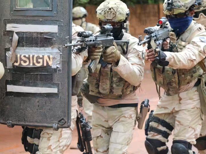 Intelligency225's tweet photo. Au #BurkinaFaso 🇧🇫, des observations sécuritaires font état d’une sollicitation brusque des unités spécialisés et d’intervention de la gendarmerie nationale #burkinabè (USIGN), autour et dans les localités de #djibo et #diapaga.
Armée de terre désorganisée, BIR démoralisés... https://t.co/mMFgkaUFwQ