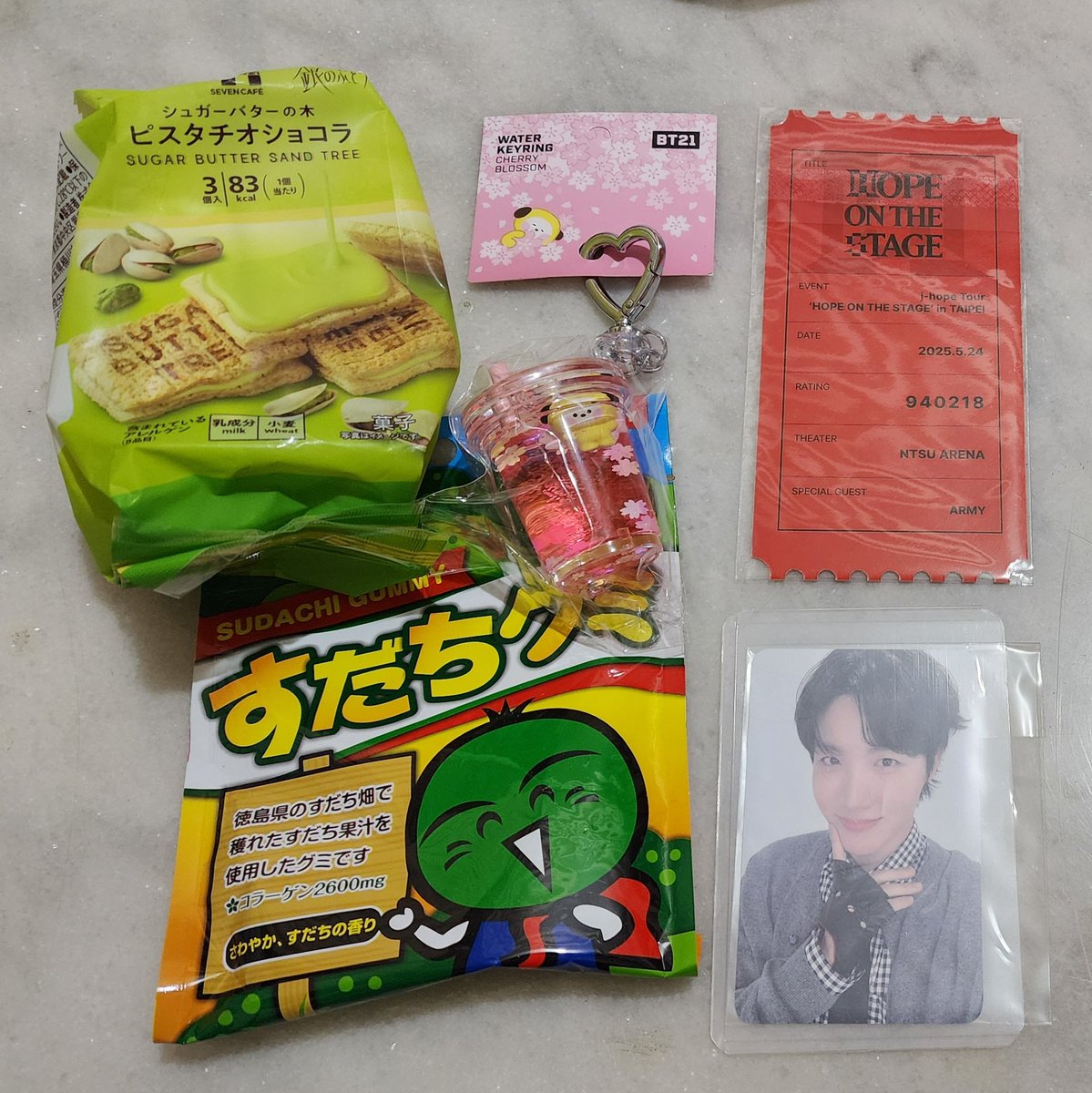 couragef119's tweet photo. 雖然是累到要昏迷了
但還是先謝謝今天投餵我的二個阿米
沒想到能拿到小禮物😍

今天PURPLE ZONE很成功
本來以為厚比出來時
因為手燈也亮了紫色會分不出手機燈
但他竟然有發現還稱讚了💜

不論是發起活動、還是協助的阿米
真的是很認真在宣傳&amp;發放
光我坐的區塊就被了問三次

謝謝用心的你們👍 https://t.co/It2fDk6cA2