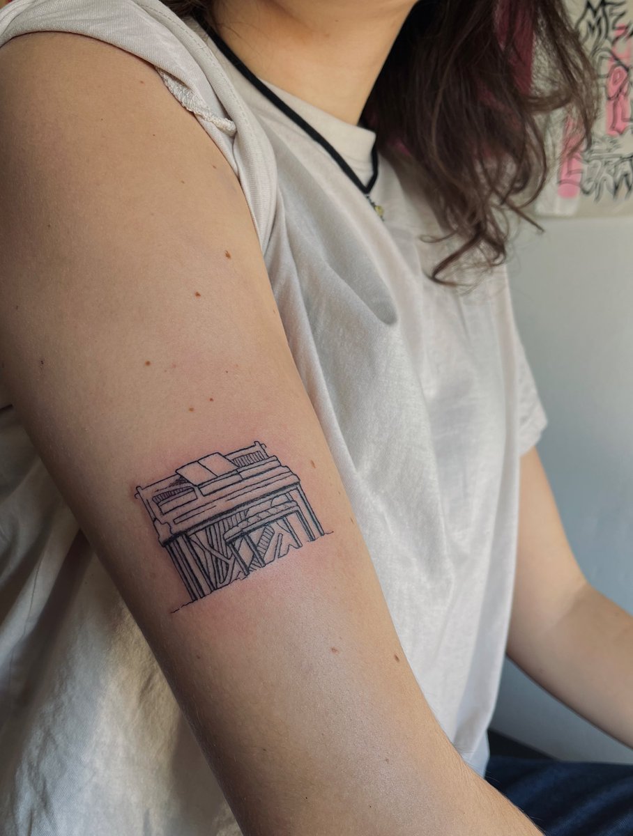 today i got a tattoo of gaga’s piano (the very one i saw at the first show of hers i ever went to). i brought it to my skin cause i understood what she says in ARTPOP: the melody that you choose, can rescue you. and mine, without a doubt, was and still is hers. i love you sm 🖤🥺