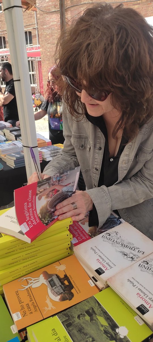 Godall_Edicions (@godalledicions) on Twitter photo Per la <a href="/LiteralBCN/">Fira Literal</a> ha passat la <a href="/montsanto/">Montse Santo</a> i ha signat alguns llibres
Brava!
"En legítima defensa de classe"
Passeu per la parada 95-96 i podreu comprar-lo Per la <a href="/LiteralBCN/">Fira Literal</a> ha passat la <a href="/montsanto/">Montse Santo</a> i ha signat alguns llibres
Brava!
"En legítima defensa de classe"
Passeu per la parada 95-96 i podreu comprar-lo