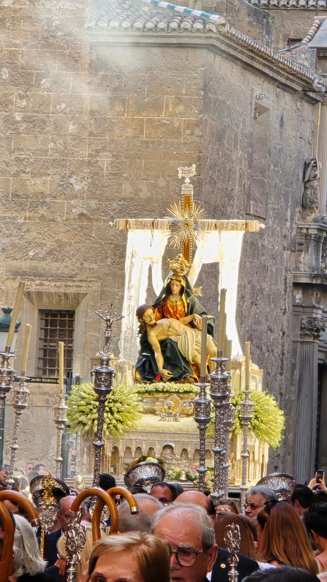Espectaculares instantáneas en la #CatedralDeGranada de la Virgen de las Angustias de <a href="/Hdad_Alhambra/">Cofradía Alhambra</a> y el Cristo de la Misericordia del <a href="/silenciogranada/">Cofradía Silencio</a> 

#XXVAniversarioCoronacionAlhambra