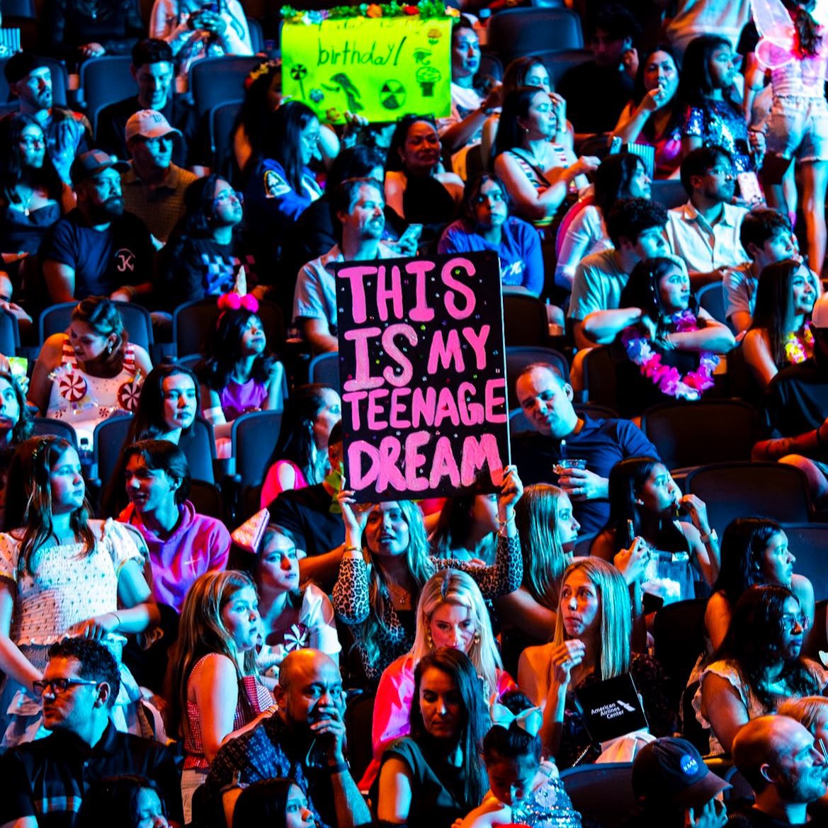 Notice how the majority of people in the crowd are girls👀 Katy needs to realize this is the audience she should be making music for, the gays will listen no matter what lol