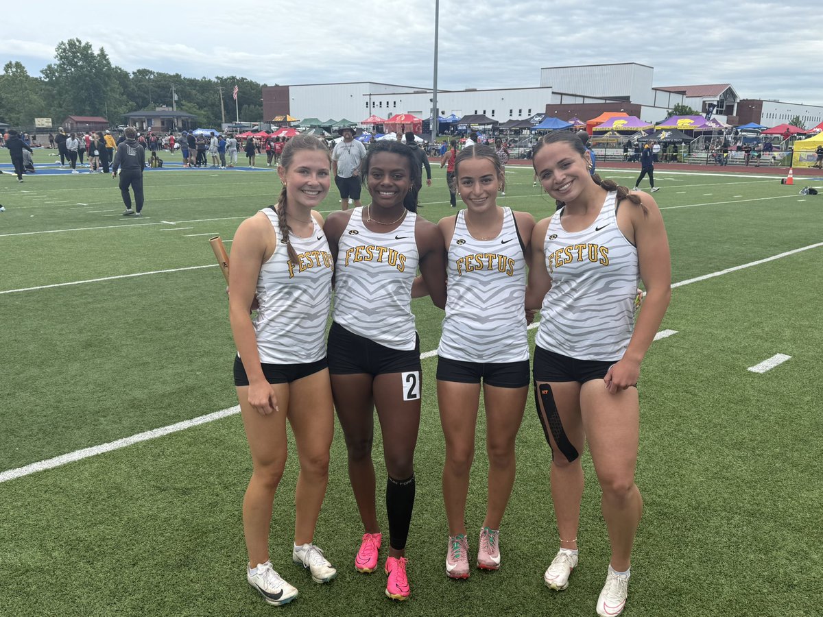 Girls win 4x200m relay in new School Record! 1:44.50 🐯