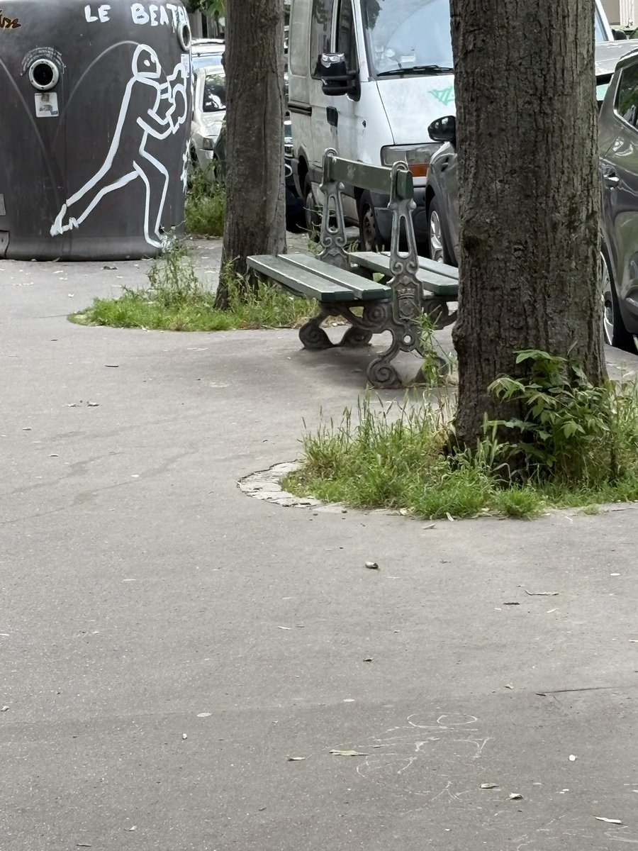 calphilippe's tweet image. La plus belle et plus chère avenue du 18eme #Junot  (18-20k€ /m2)aujourd’hui !
Si la gauche vous intéresse 
pour le 15 Eme, imaginez ce que sont les #marcheDejean #Lachapelle 
C’est un excellent show-room des socialos -bobos-écolos ✅