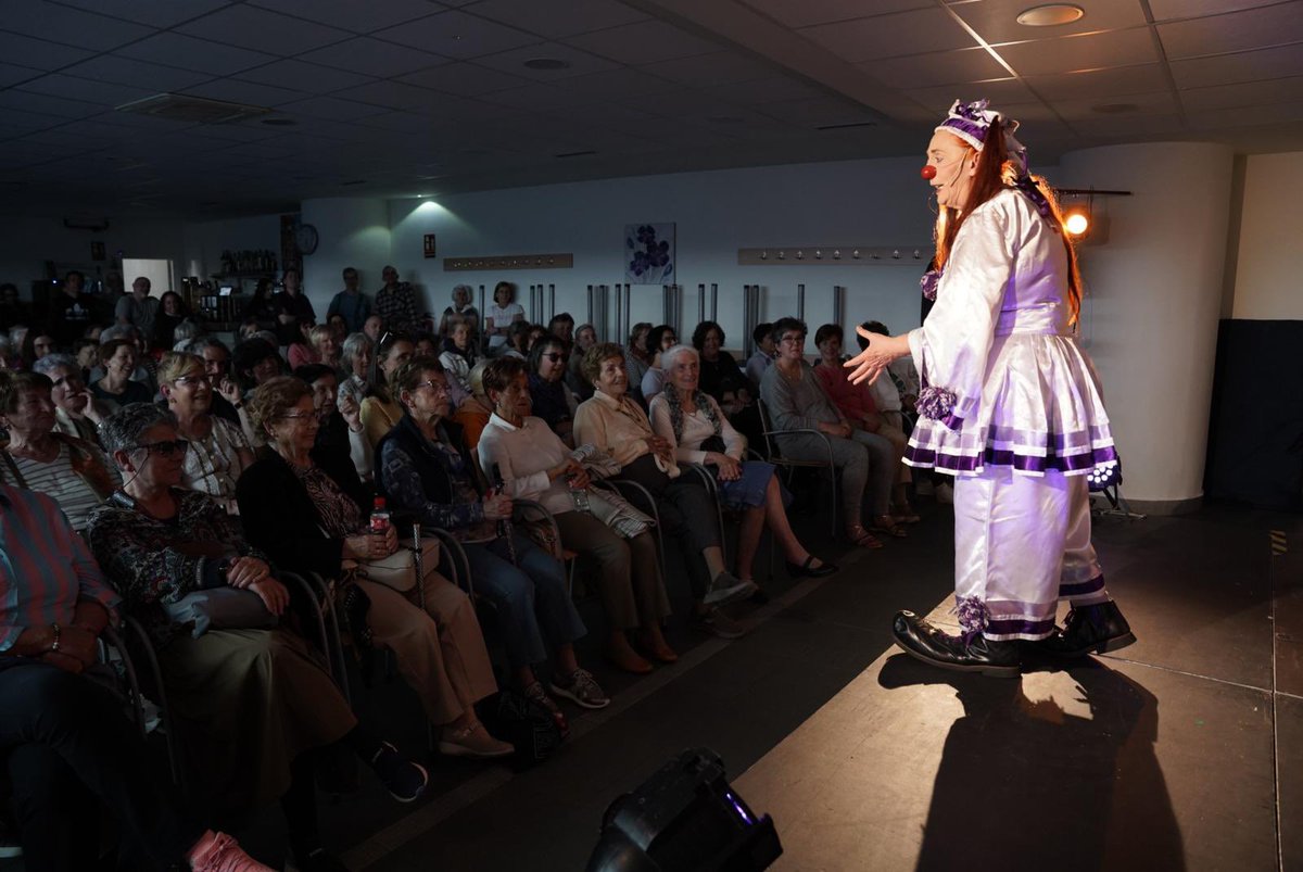 Ni un asiento libre para escuchar las delirantes reflexiones de la payasa Pauxa esta tarde en #Poltsiko >> ‘Sex o no sex’ 🌸