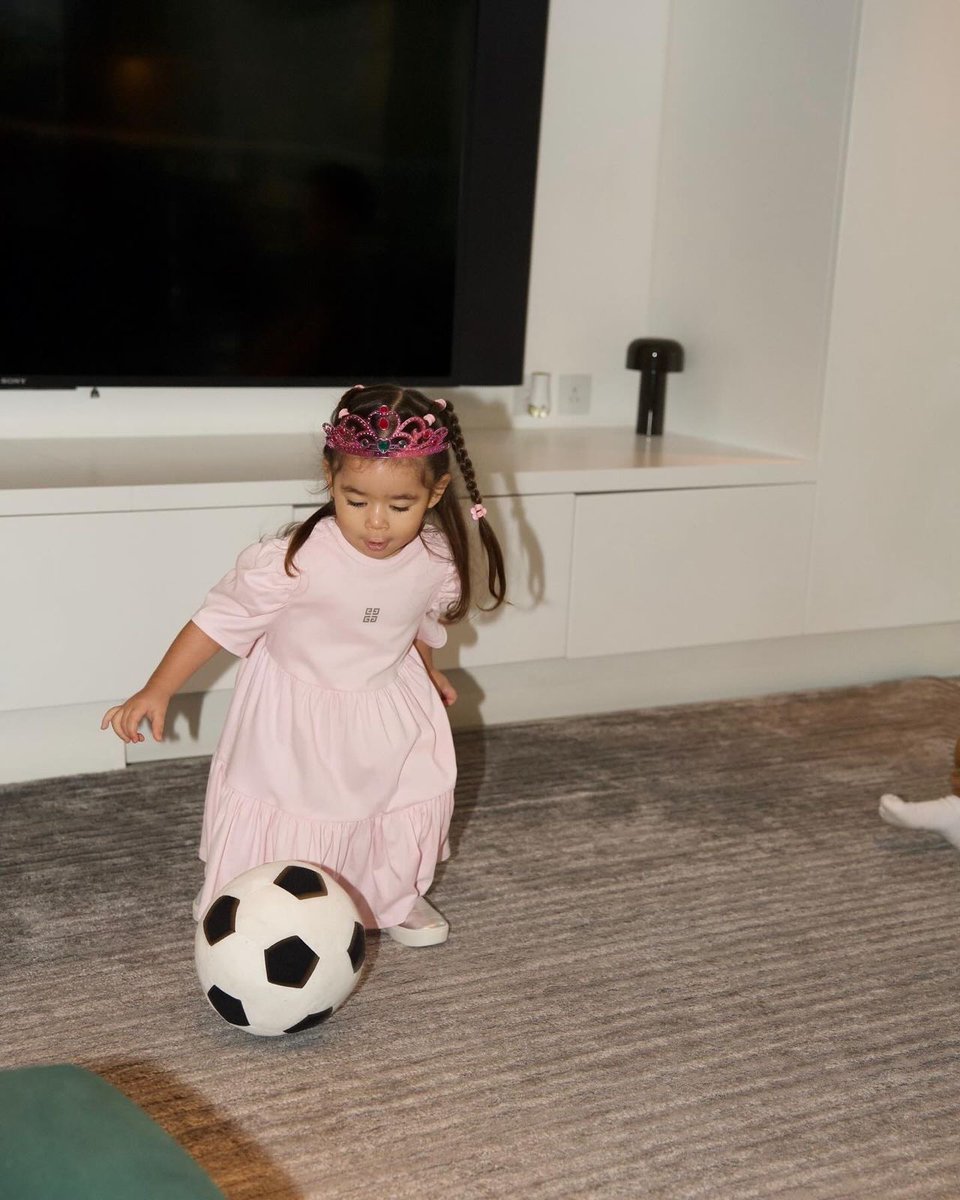 gabrieljesus9's tweet image. 24/05/2022

Há 3 anos, nasceu a menina que transformou a minha vida de uma forma que eu jamais poderia imaginar. Uma bebê linda, um presente de Deus, que chegou para preencher nossos dias com amor e propósito.

Helena, nossa princesa, é a luz que ilumina cada manhã. Ela alegra…