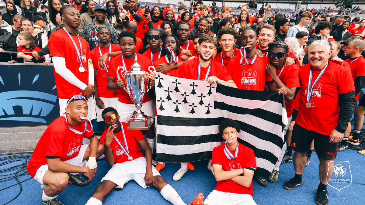 staderennais's tweet image. Pour le peuple breton 🔴⚫️

Les héros du jour 🕸️

#GambardSRFC #DFCOSRFC 2-3