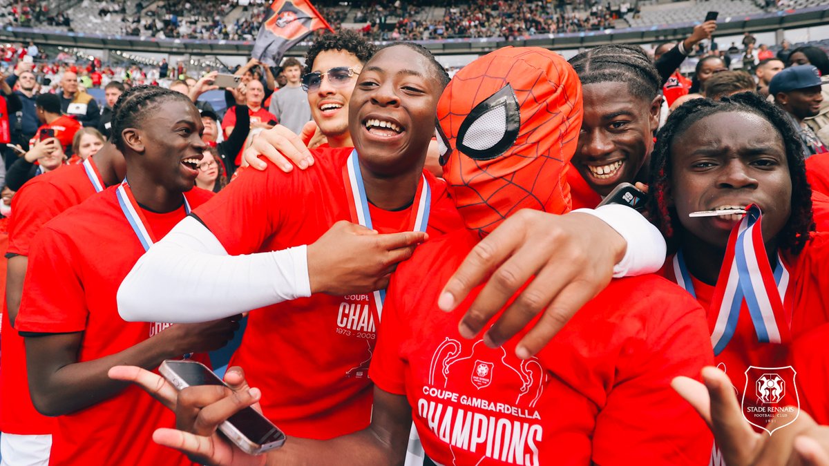 staderennais's tweet image. Pour le peuple breton 🔴⚫️

Les héros du jour 🕸️

#GambardSRFC #DFCOSRFC 2-3