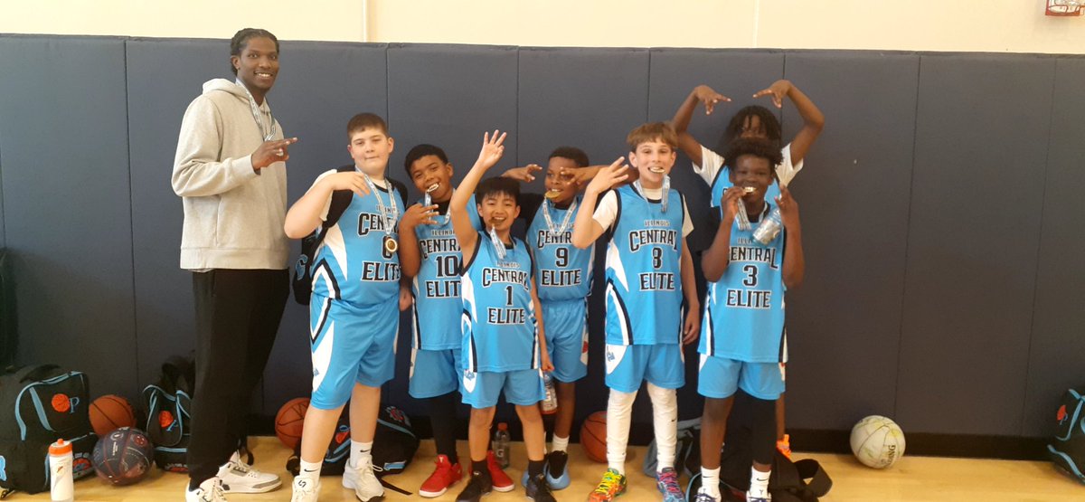 🏆Congrats to IllinoisCentral Elite, 5th black Boys Champion at today's Memorial Day Classic. 🇺🇸

🔜NEXT UP: 5/31-6/1 Spring Finale. onedayshootouts.com