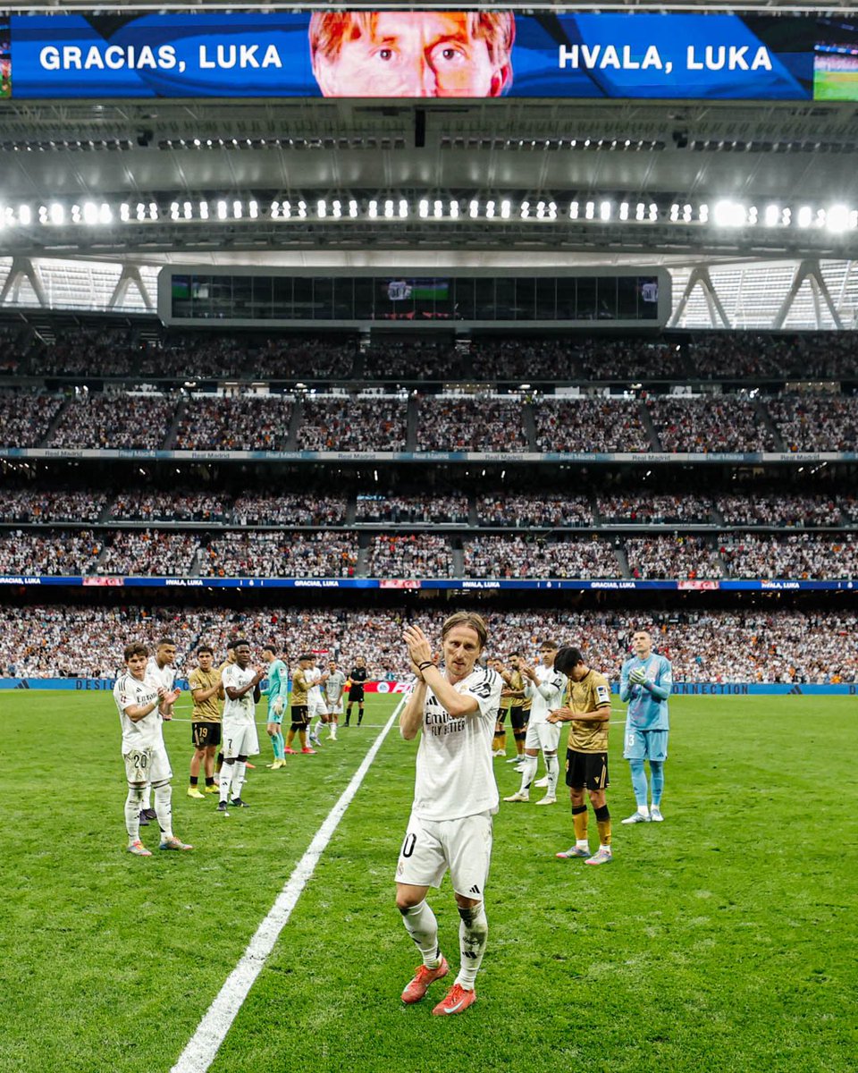 13 años de gloria en el Real Madrid.
28 títulos.
Clase y elegancia.
Dignidad y entrega. 

Luka Modric es el fútbol.

El fútbol es Luka Modric.

Soy del Barça y hoy aplaudo al croata de pie. Le agradezco su magia. 

Es una leyenda del fútbol Mundial.