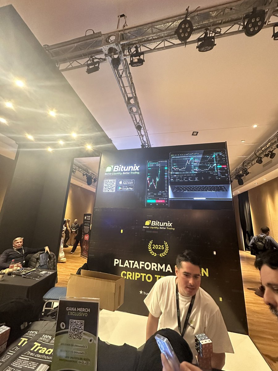 BeaUNI_GG's tweet photo. Aprendiendo sobre Cripto en el stand de Bitunix @BitunixES https://t.co/aVky2ElqPN