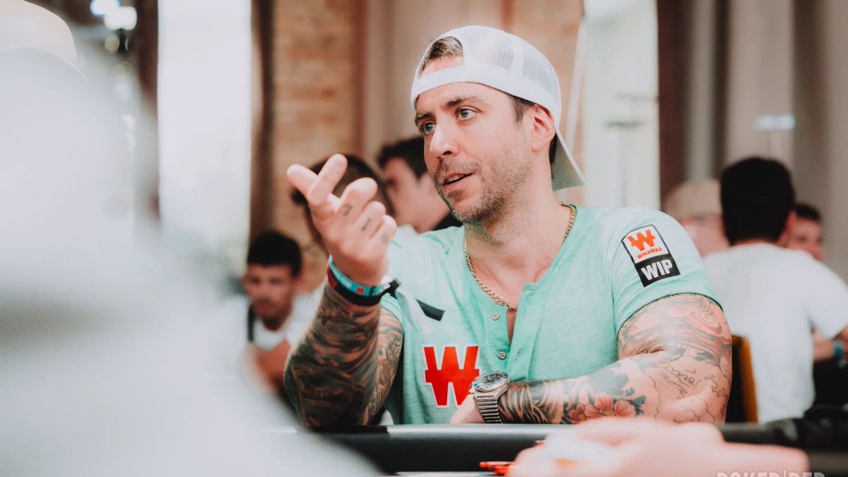 Esta foto dice mucho de lo que el póker, a pesar de los muchos palos en las ruedas, está consiguiendo en nuestro país. Disfrutar de tu hobby de una manera sana, y decirlo abiertamente, sin tabúes, es un privilegio que lo hemos luchado mucho. 

#NosGustaElPoker 

<a href="/Winamax_Espana/">Winamax Póker</a>