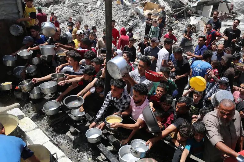 #Carestia a #Gaza, “col mondo che li guarda morire in tempo reale” (Antonio Guterres,segretario generale #ONU) #GazaGenocide #fame #pane #assaltoaiforni