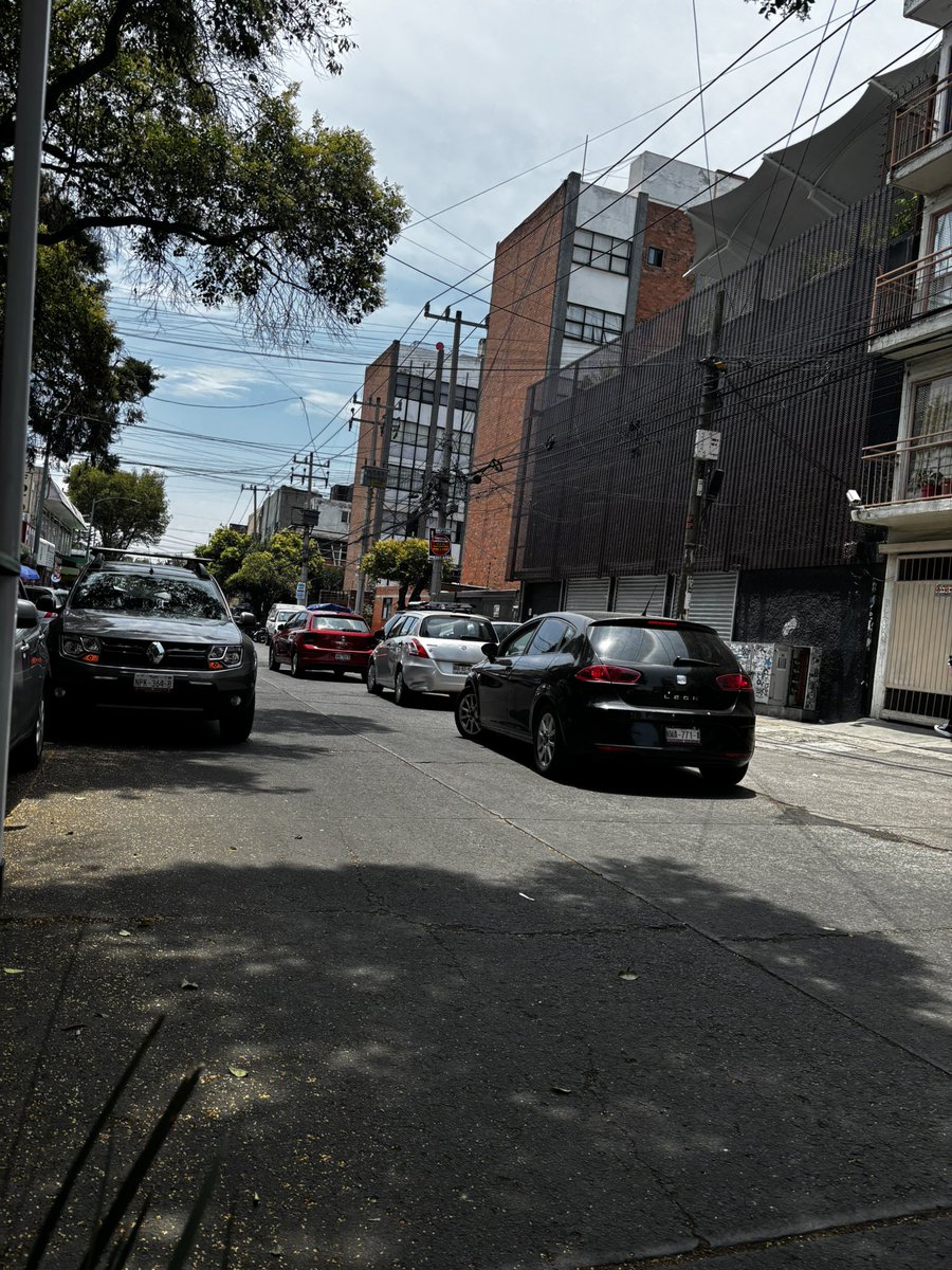 <a href="/C5_CDMX/">C5 CDMX</a> <a href="/LaSEMOVI/">Secretaría de Movilidad CDMX</a> <a href="/UCS_GCDMX/">Unidad de Contacto del Secretario SSC CDMX</a> 
Soy vecino de la Colonia Copilco Universidad podrían hacer algo para retirar los coches que están en doble fila por favor, qué necesidad tengo que pelear para estacionarme en mi propia casa. Auxilio

Calle Arquitectura esq. Arquitectura