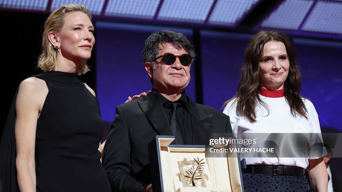 wsptlight's tweet image. These photos of Juliette Binoche and Cate Blanchett presenting the Palme d’Or to Jafar Panahi should be hanged in a museum 🤍 #Cannes2025