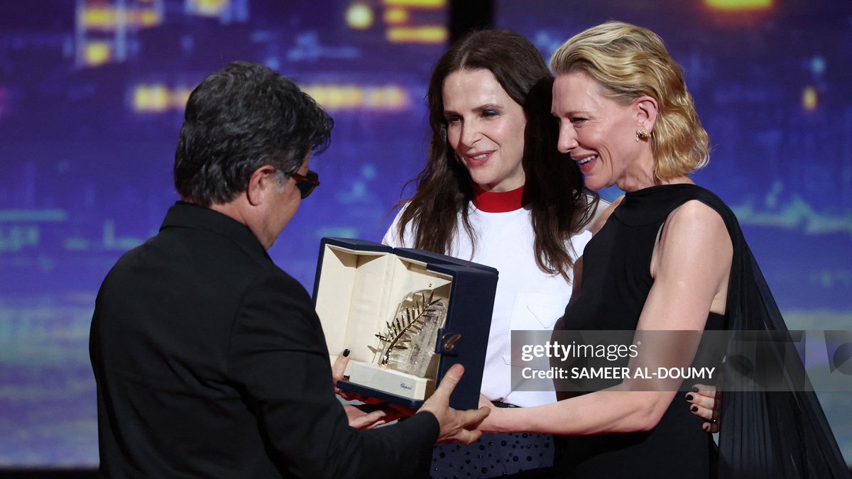 wsptlight's tweet image. These photos of Juliette Binoche and Cate Blanchett presenting the Palme d’Or to Jafar Panahi should be hanged in a museum 🤍 #Cannes2025