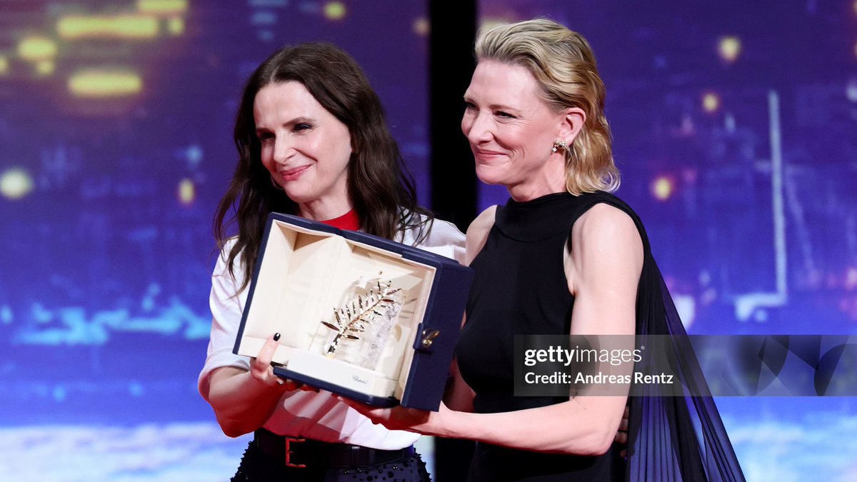 wsptlight's tweet image. These photos of Juliette Binoche and Cate Blanchett presenting the Palme d’Or to Jafar Panahi should be hanged in a museum 🤍 #Cannes2025