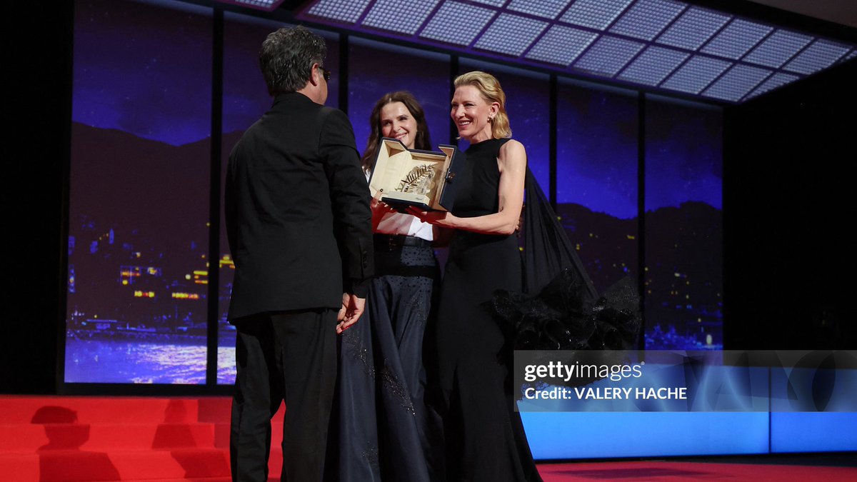 wsptlight's tweet image. These photos of Juliette Binoche and Cate Blanchett presenting the Palme d’Or to Jafar Panahi should be hanged in a museum 🤍 #Cannes2025