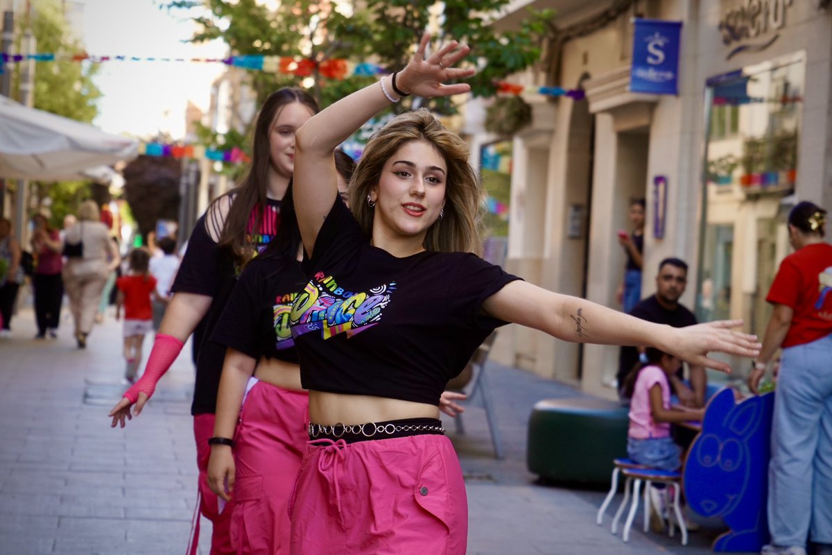 aytodebadajoz's tweet photo. 🛍️🌺🎶 La calle #Menacho celebra este sábado el #SpringShopping, una iniciativa de dinamización comercial del CC Abierto con la colaboración del Ayuntamiento de #Badajoz

🗣️ El concejal de #Comercio, Eladio Buzo, ha visitado las actividades y establecimientos que han participado. https://t.co/NvENu1DG9B