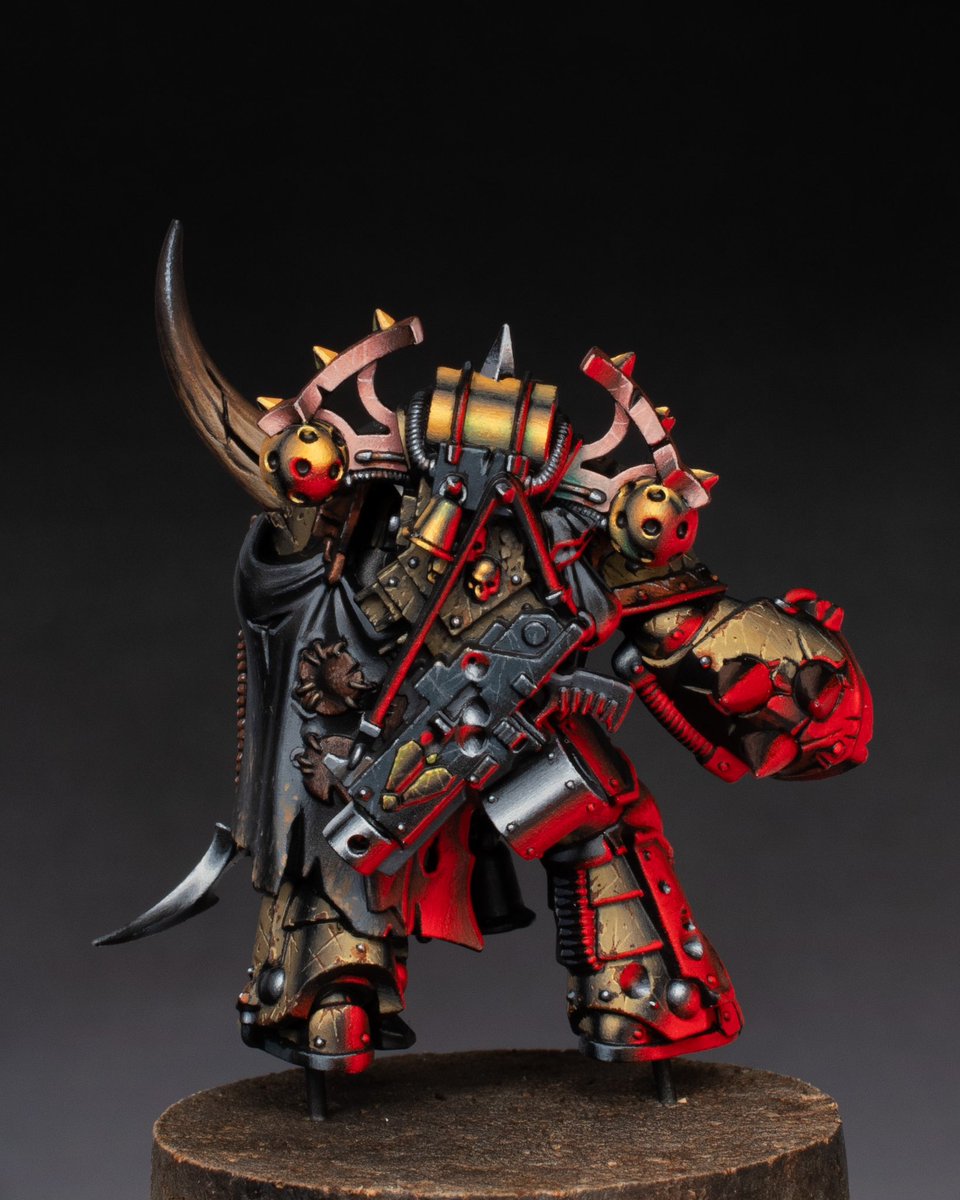 FlameMiniatures's tweet image. Finished back. I didn’t use airbrush for painting this model. #warhammer #chaosspacemarines #osl #nmm #wh40k #warhammer40k