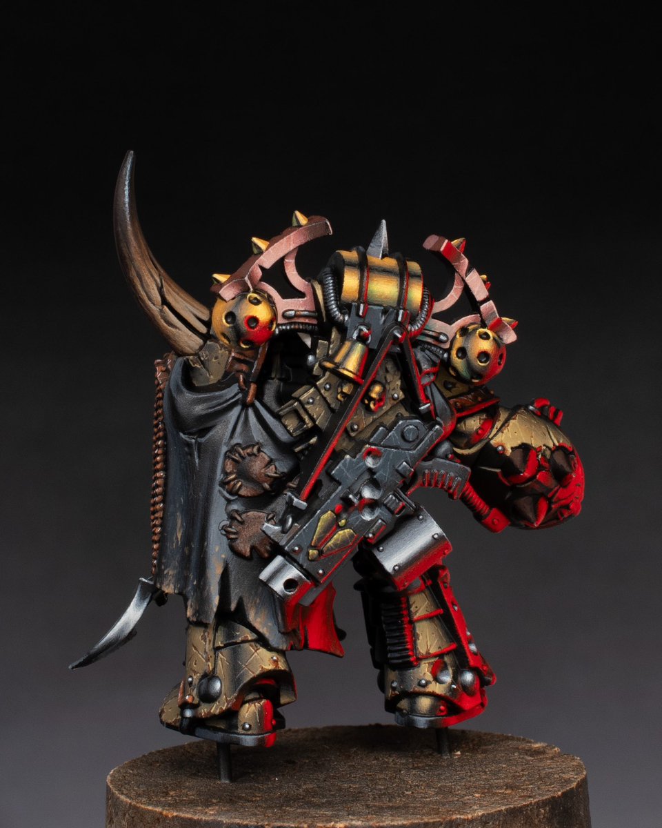 FlameMiniatures's tweet image. Finished back. I didn’t use airbrush for painting this model. #warhammer #chaosspacemarines #osl #nmm #wh40k #warhammer40k