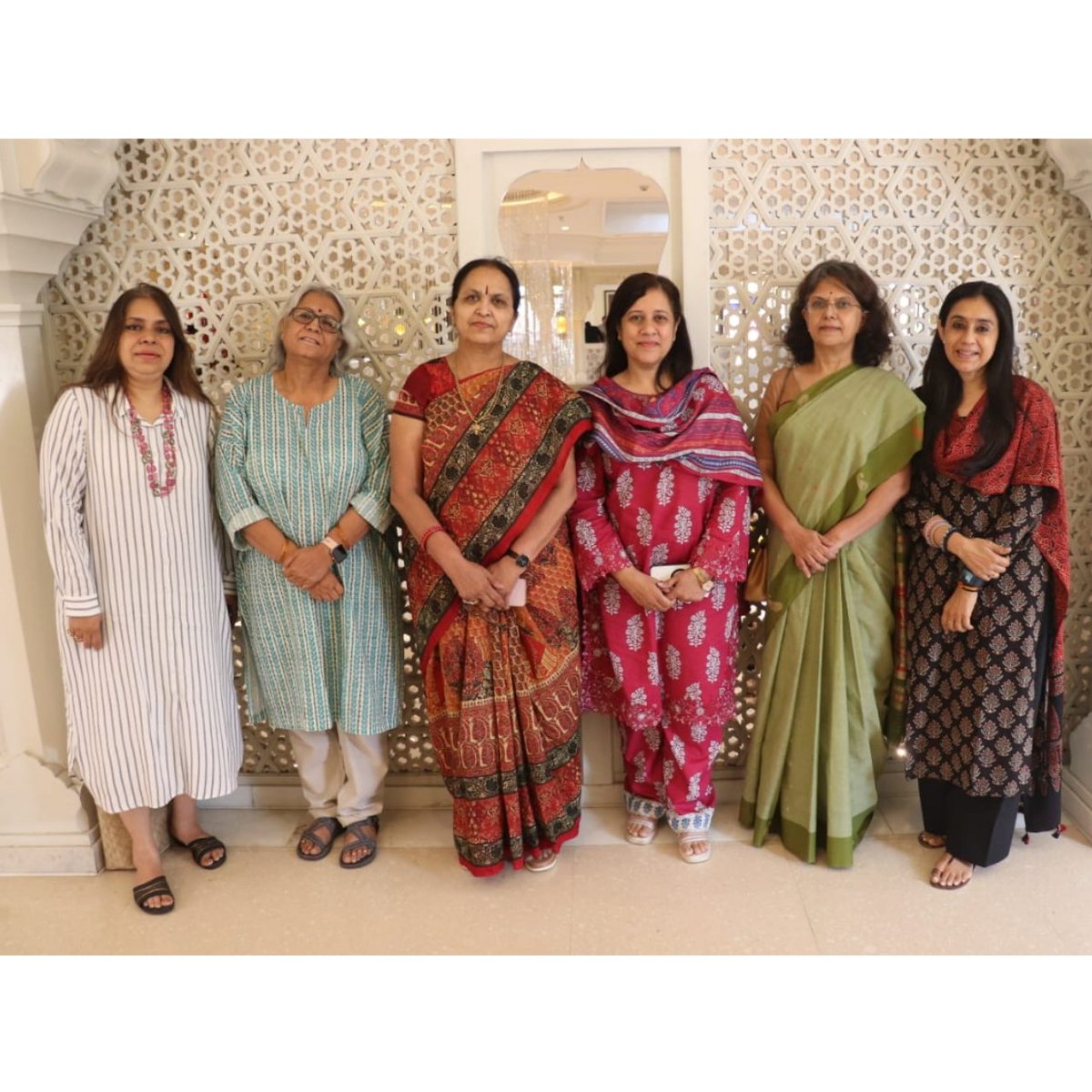राजस्थान फोरम की महिलाओं का प्रेरणादायक संवाद-सत्र, जिसकी शुरुआत फोरम के अध्यक्ष पद्मभूषण पंडित विश्व मोहन भट्ट की गरिमामयी वर्चुअल उपस्थिति से हुई।इस सत्र में उपस्थित रहे  मधु भट्ट तैलंग, मंजिरी किरण महाजनी, सालेहा गाज़ी, संगीता जुनेजा, धर्मेन्द्र कंवर, इला अरुण और अपरा कुच्छल।