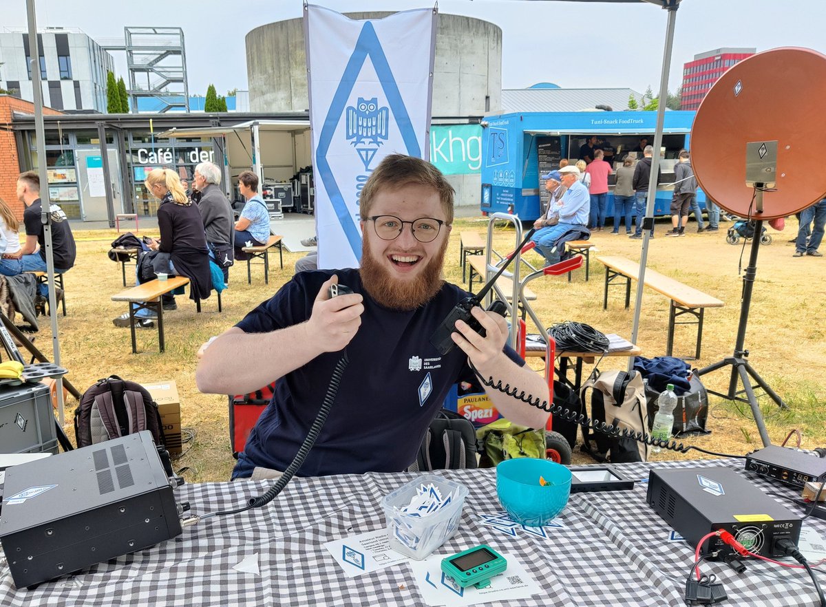 Had quite a bit of fun presenting our university radio club today.
Operating three radios at once turned out to be more challenging than expected!😝

#hamradio #university #amateurradio