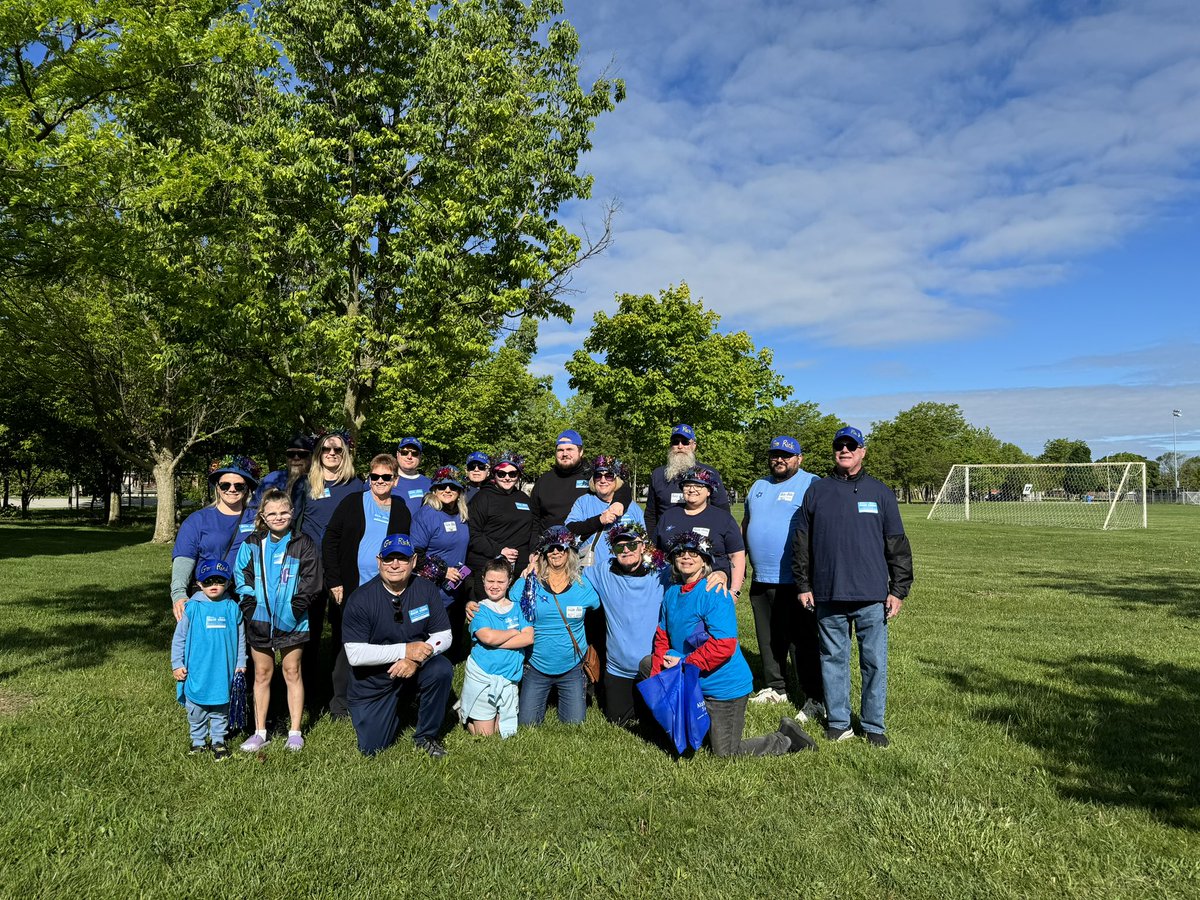 AM800CKLW's tweet photo. Beautiful day for a great cause! ☀️ Big thank you to everyone who came out and participated in the #IGWalkforAlz!
These funds help support those living with Alzheimer’s and other forms of dementia! https://t.co/KeUQpnakUO
