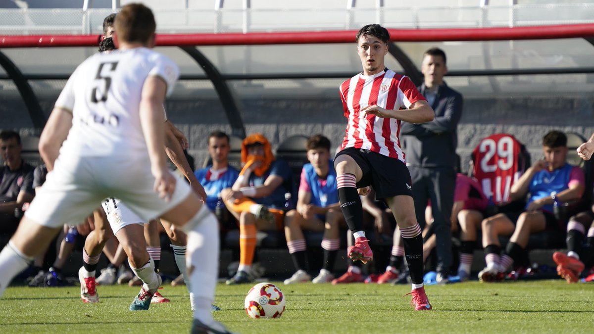 58' #BilbaoAthletic-en hirugarren aldaketa. 

➡️ Oyono
⬅️ Ibai Sanz

1-0 I #BilbaoAthleticRealUnion #AthleticLezama 🦁