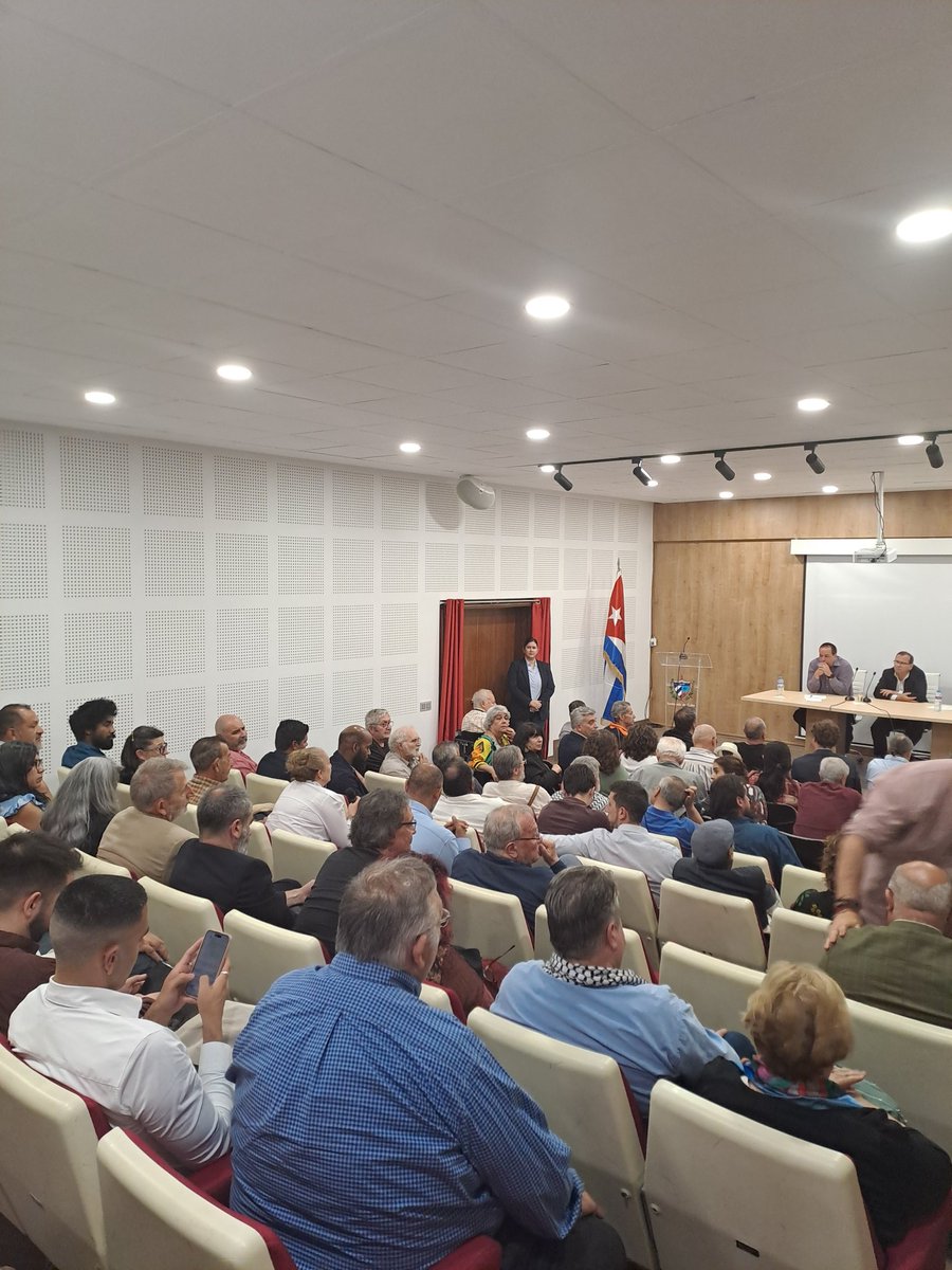 El Ministro de Salud de Cuba José Portal sostiene encuentro con cubanos residentes y la Solidaridad en España,  reafirmando la voluntad expresa de nuestro país en continuar fortaleciendo las relaciones con sus connacionales y amigos de Cuba.
<a href="/NacionyEmig/">Nación y Emigración</a> 
<a href="/AnaTeresitaGF/">AnaTeresita González</a>