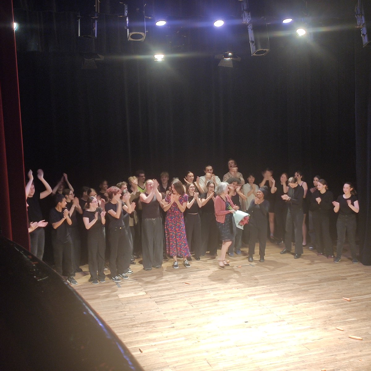 citescoZola28's tweet photo. 👏🏼Félicitations à nos élèves de l’option Théâtre qui ont travaillé toute l’année pour offrir aux spectateurs une soirée riche en émotions ! 🎭

🙏Merci à Mme Houvet et Mme Desroches pour leur accompagnement et leur bienveillance
@dsden28 @ac_orleanstours @PlayChateaudun https://t.co/5nwA7uhmWc
