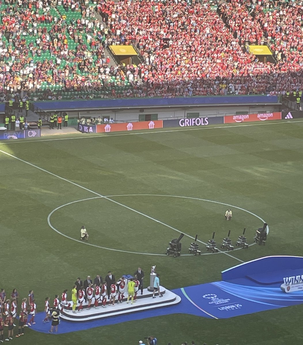 Renee Slegers being dressed like a PE teacher after coaching a masterclass against the best team in the world for the Champions League trophy is very iconic tbh
