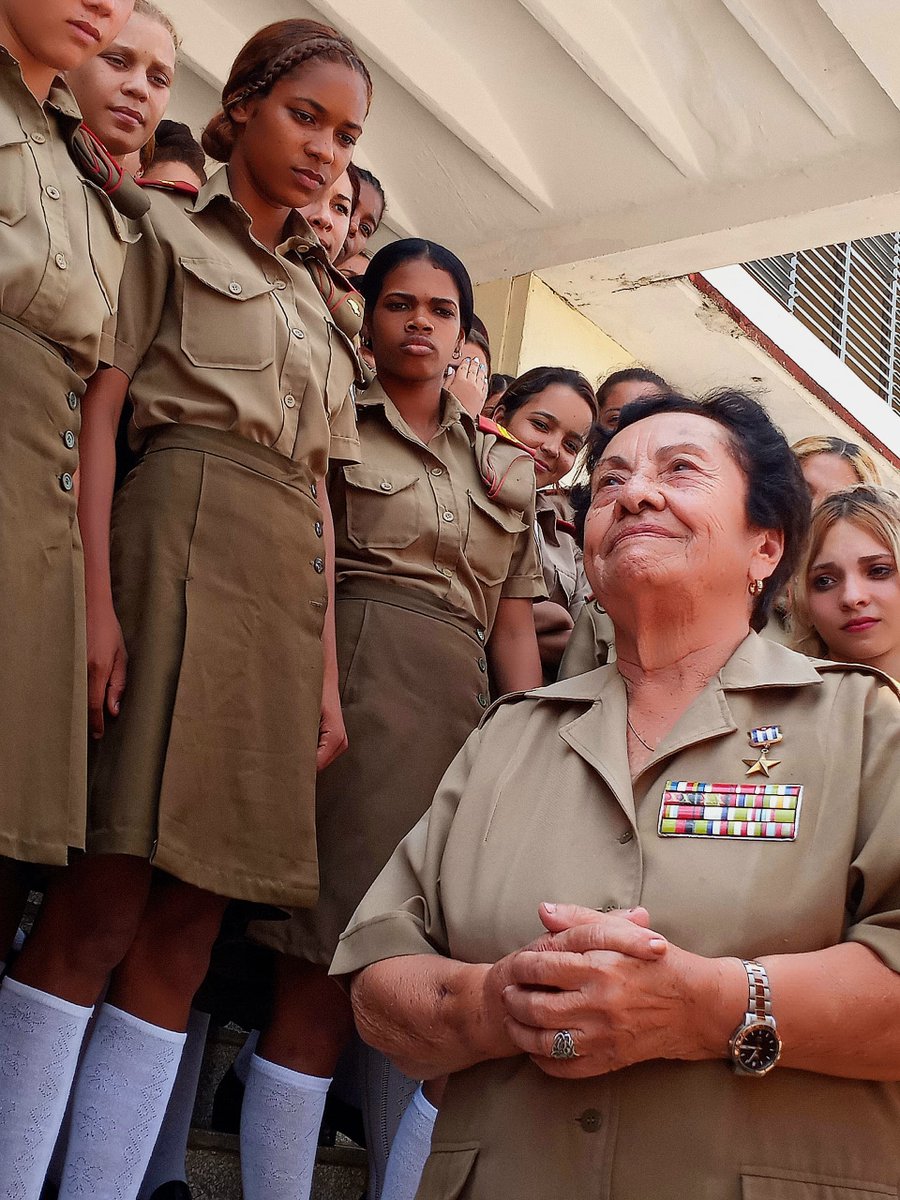 El colectivo de la Escuela Militar Camilo Cienfuegos de #LasTunas recibió en su institución a la General de Brigada, Delsa Esther (Teté) Puebla, quien integró el pelotón femenino Mariana Grajales durante la última etapa revolucionaria #MujeresEnRevolución #CubaViveEnSuHistoria