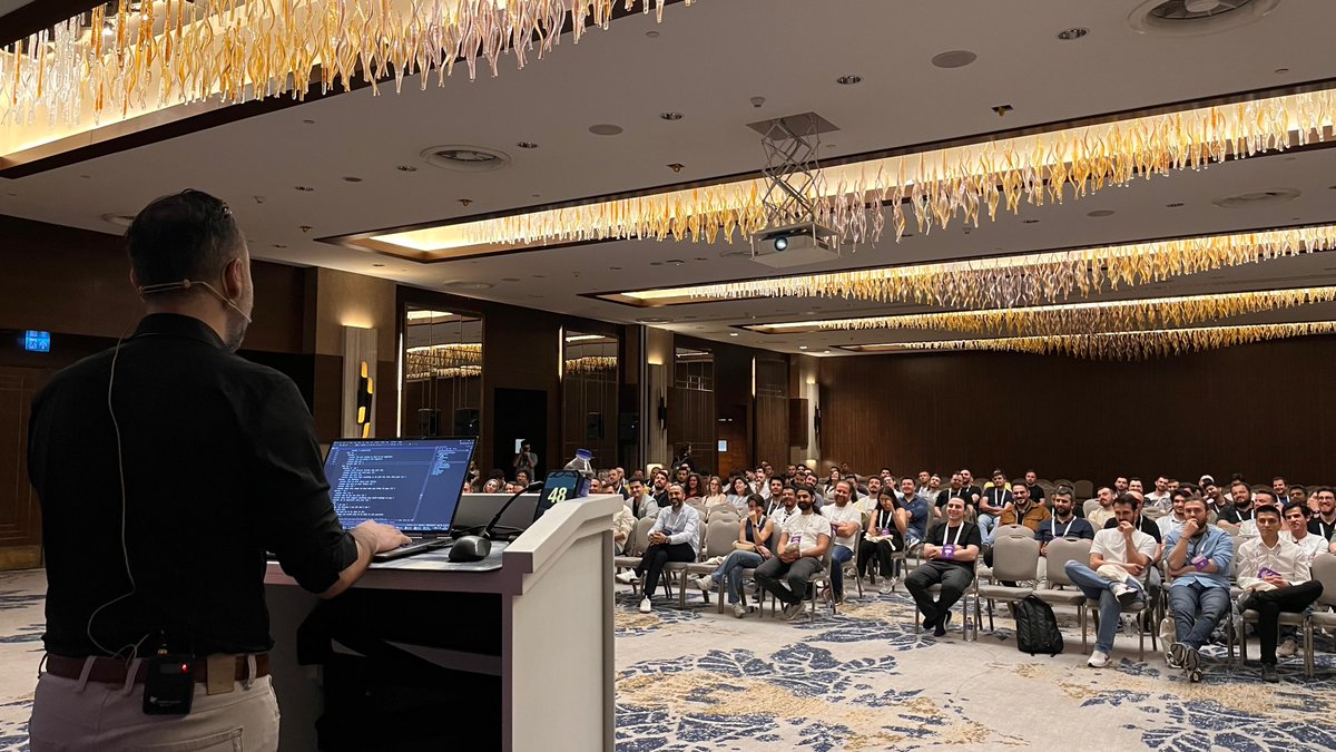 🤖 Alper Ebiçoğlu, yapay zekanın .NET ekosistemindeki gerçek dünyadaki etkisini derinlemesine inceledi.
 “The Anatomy of AI”
 
#dotnetkonf25