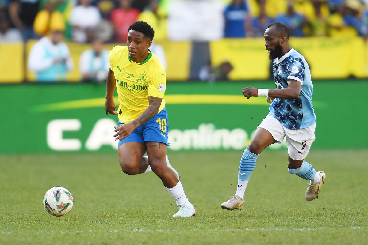 HALFTIME❗

Mamelodi Sundowns and Pyramids are level at 0-0 after the opening 45 minutes in the CAF Champions League final first leg.

MORE: ow.ly/3MM450VYfia