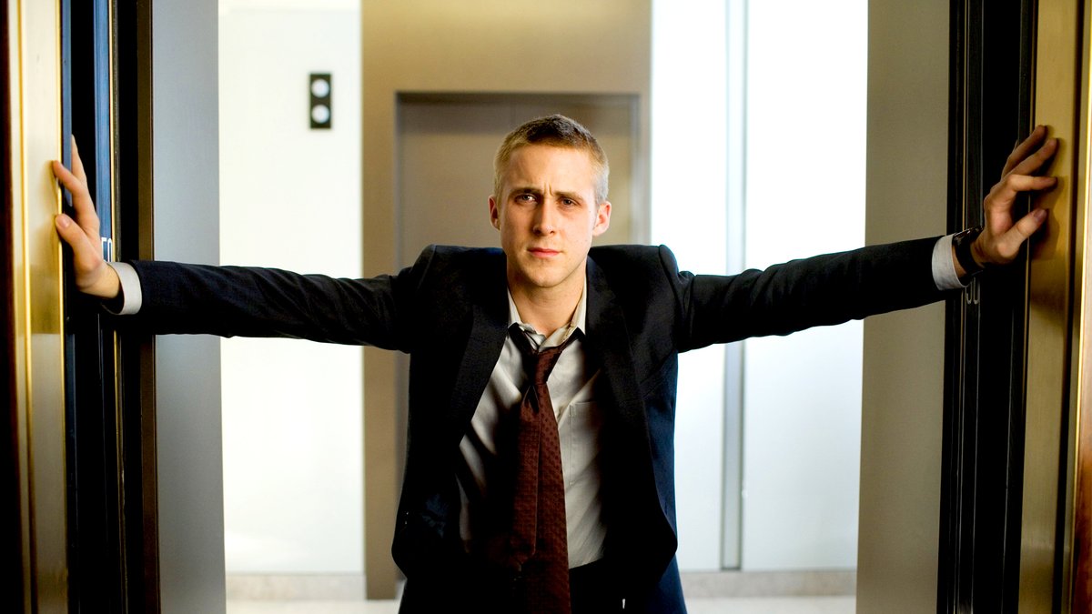 Ted Crawford, brillant ingénieur, tire sur sa femme et avoue aussitôt. Le jeune procureur Willy Beachum croit l’affaire simple, mais un duel psychologique s’engage entre eux.

Le film LA FAILLE avec Anthony Hopkins et Ryan Gosling, le 29 mai.