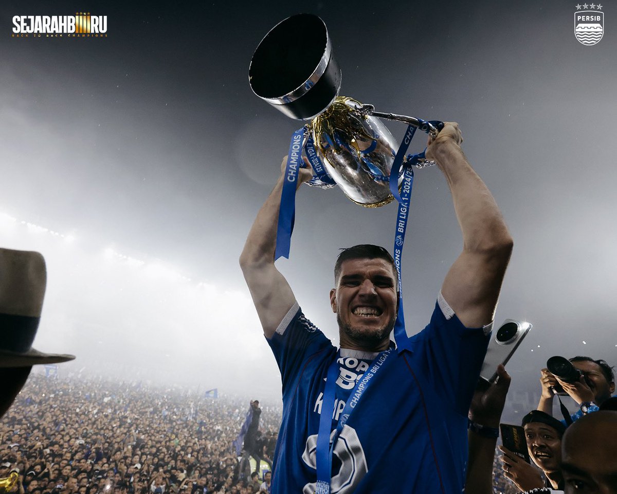 The night of Champions🏆
⭐️⭐️⭐️⭐️

#SejarahBiru #WeArePERSIB