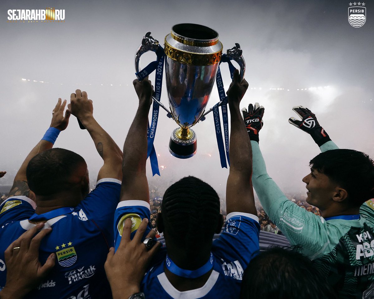 persib's tweet image. The night of Champions🏆
⭐️⭐️⭐️⭐️

#SejarahBiru #WeArePERSIB