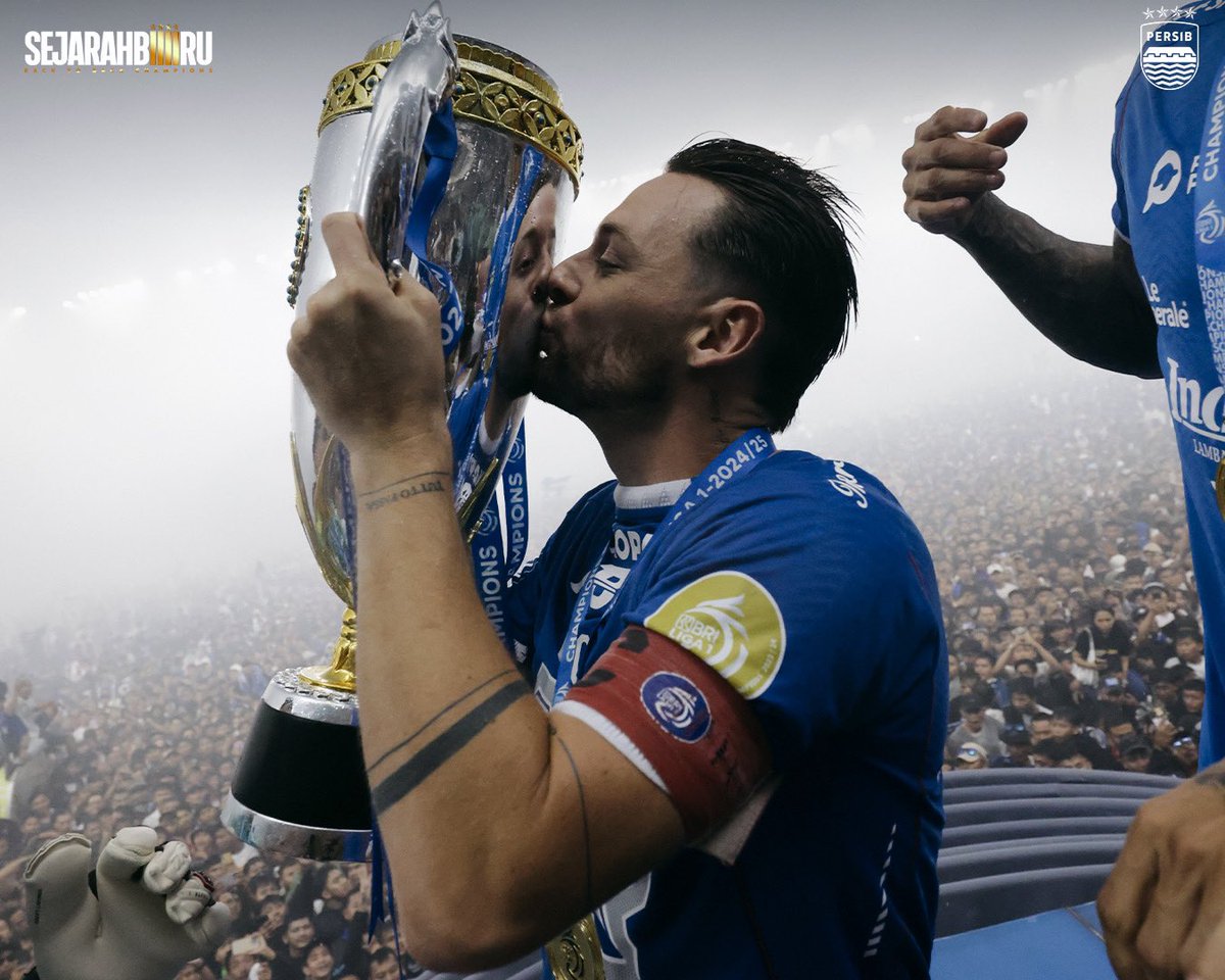 persib's tweet image. The night of Champions🏆
⭐️⭐️⭐️⭐️

#SejarahBiru #WeArePERSIB