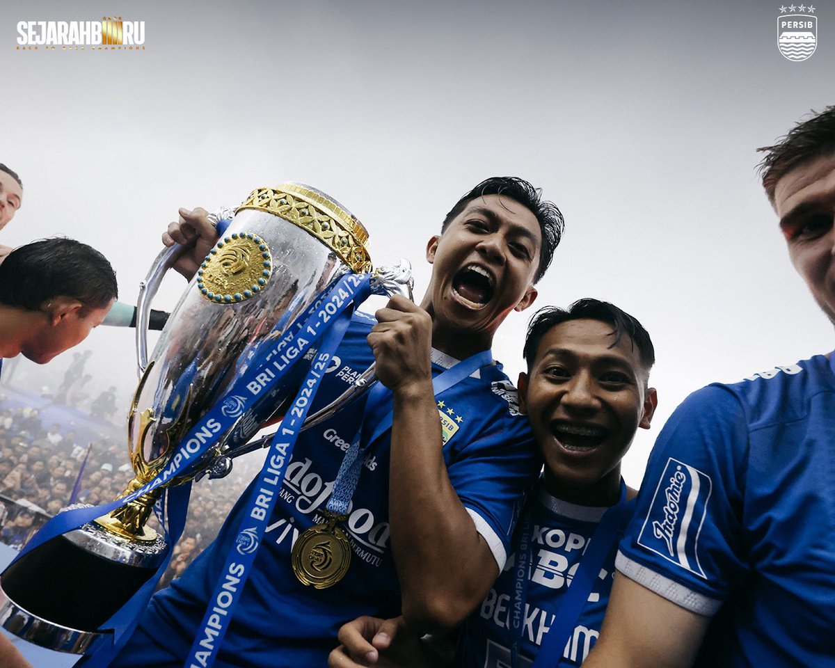 persib's tweet image. The night of Champions🏆
⭐️⭐️⭐️⭐️

#SejarahBiru #WeArePERSIB