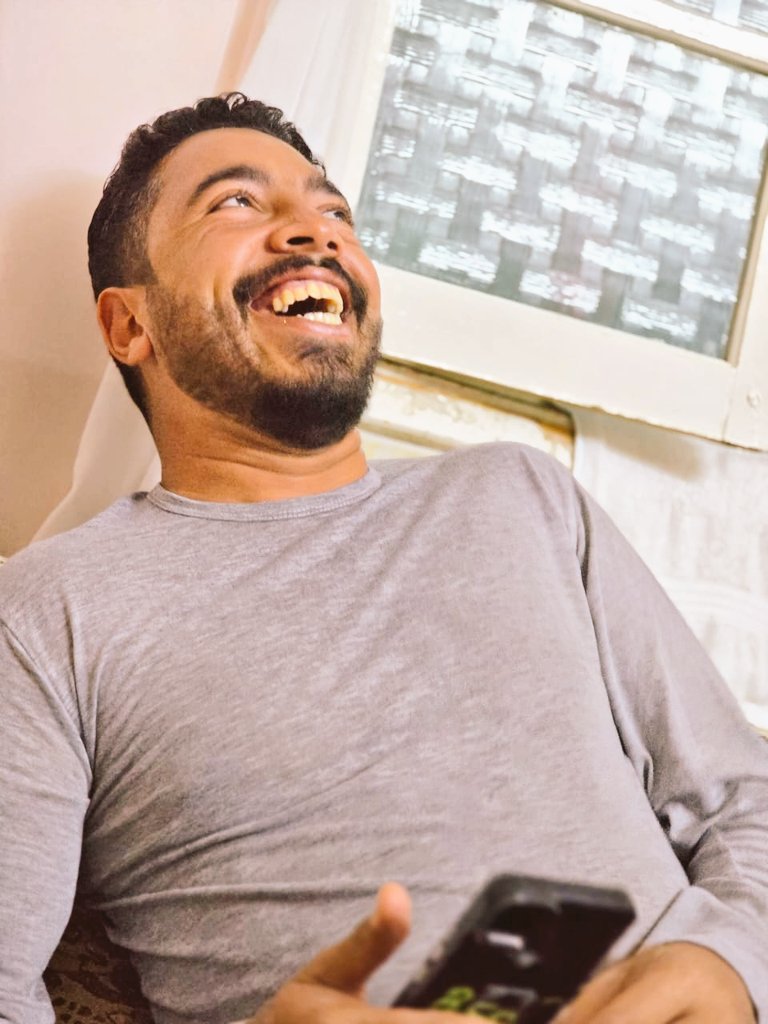 و يشاء أن ابتسم للحياه بعد إغلاق كل أبوابها في وجهي 
فالحلم يظل حلم حتي و ان تحقق ❤️