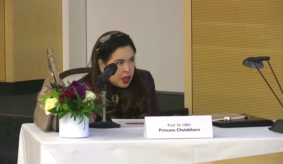 👑🧡🇨🇭๒๒ พฤษภาคม ๒๕๖๘ กรม​พระศรี​สวา​งค​วัฒน​ เสด็จ​ไป​คณะเภสัชศาสตร์​ ม.​เจนีวา​ สมาพันธรัฐ​สวิส​  ​ทรงร่วมรับฟังการบรรยาย​แลกเปลี่ยน​องค์​ความรู้​ด้าน​วิชาการ เกี่ยวกับ​ผลความสำเร็จ​ของการวิจัยทางเคมี​และเภสัช​วิทยา ผลิตภัณฑ์​ธรรมชาติ​
#เรารักสถาบันพระมหากษัตริย์